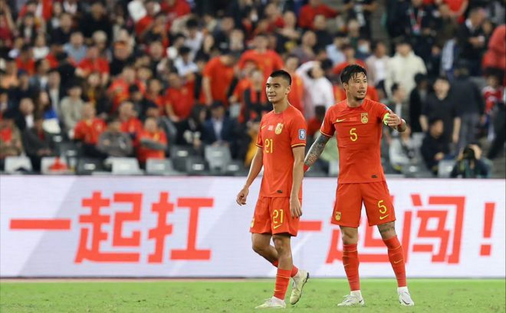 中国足球锦标赛上球员们全力以赴，争夺胜利的简单介绍