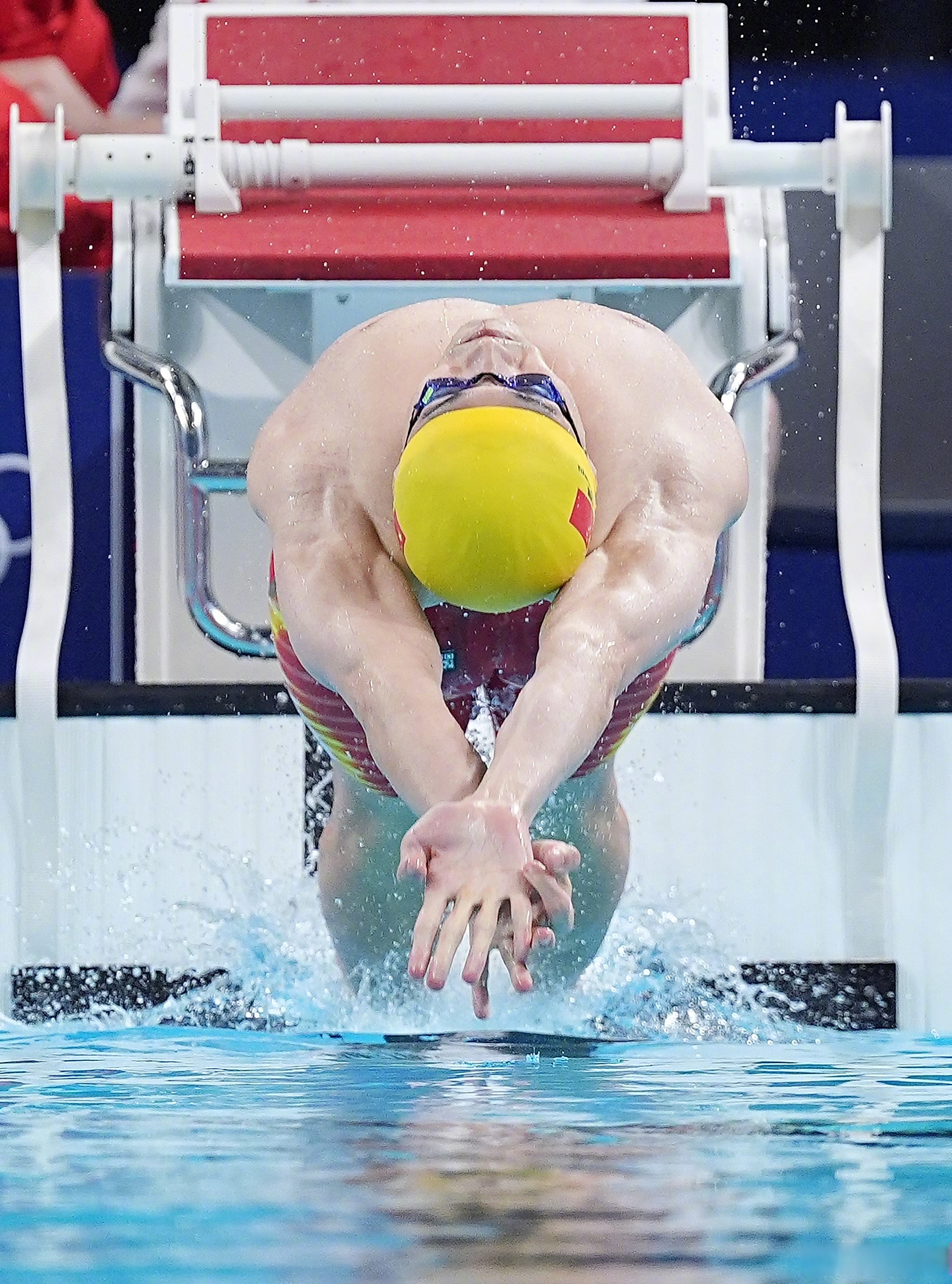 关于游泳比拼：选手力争游速，实现突破纪录的信息