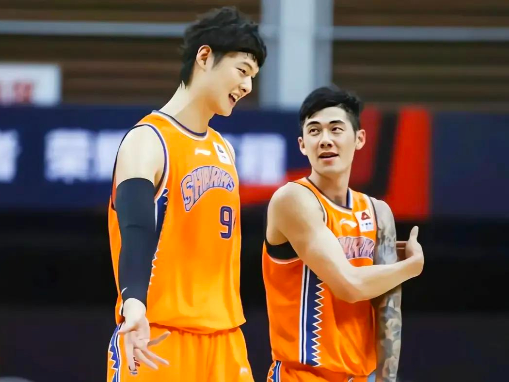 包含上海男篮备战新赛季，团队凝聚力增强的词条